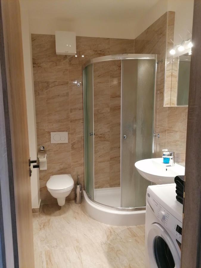 Brand New Studio Apartment # 45 With Free Parking In The City Center براغ المظهر الخارجي الصورة