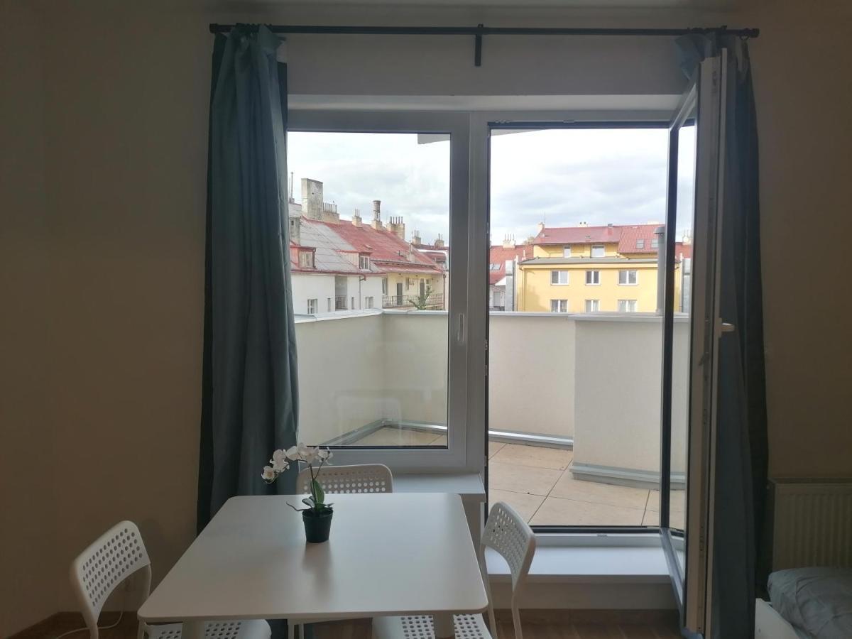 Brand New Studio Apartment # 45 With Free Parking In The City Center براغ المظهر الخارجي الصورة